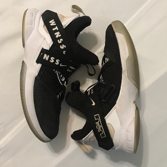 Lebron James sneakers - Picture 3 of 5